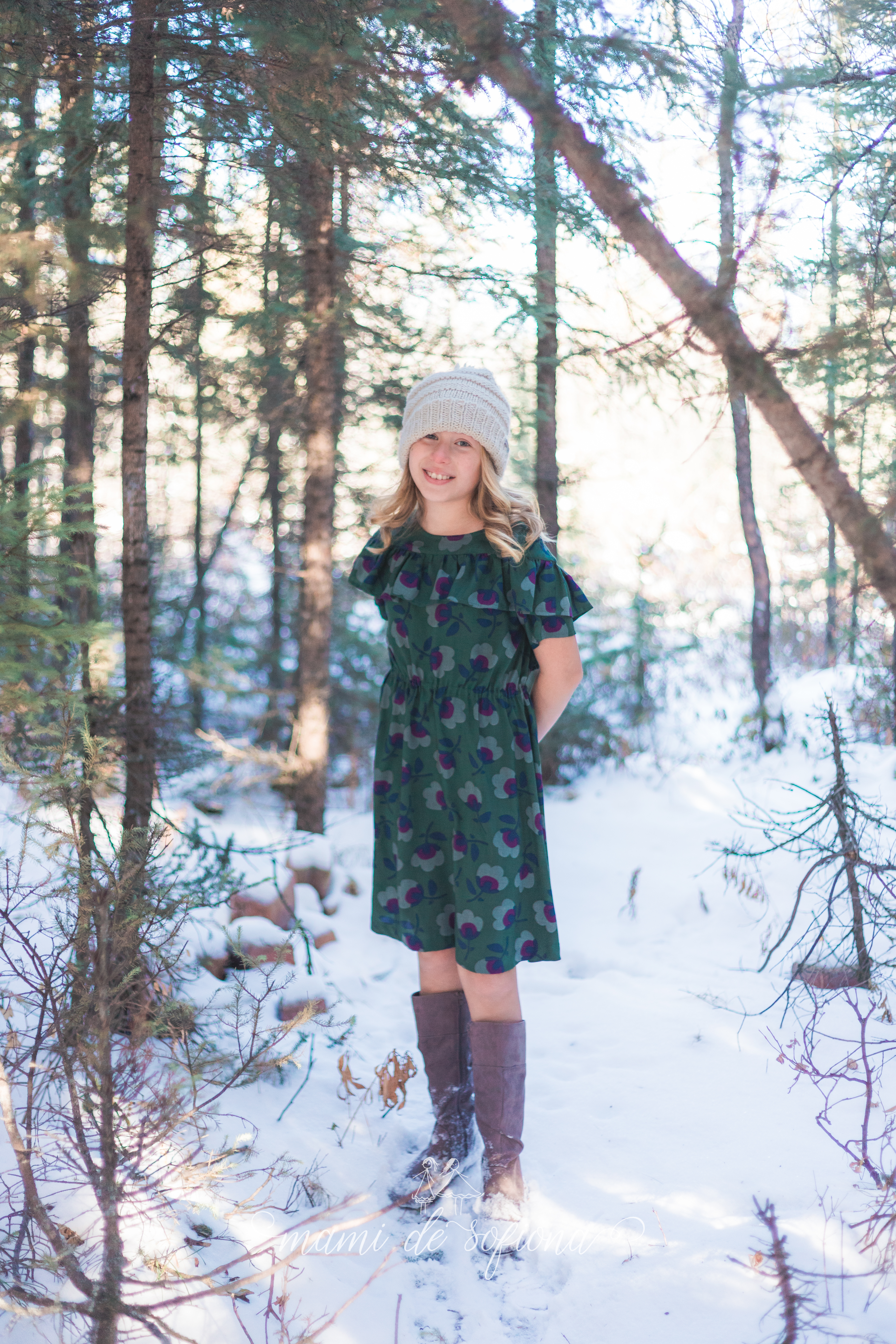 Raven dress with elastic waist and A-line skirt. Short sleeves and long ruffles made in rayon fabric.