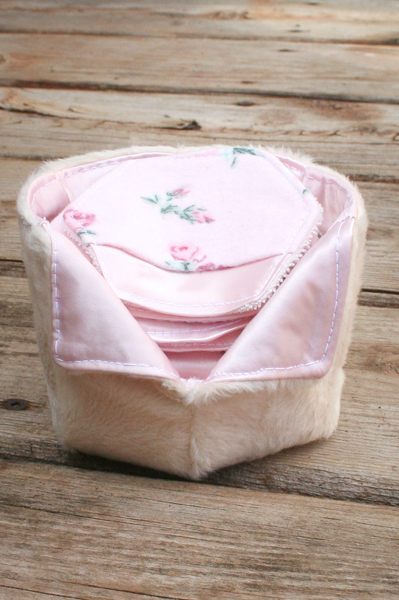 Sweet gift set of make-up remover pads and storage basket in satin and faux fur.