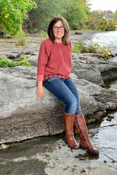 An exposed elastic waistband on the Miss Birch raglan sweater by Sofiona Designs.