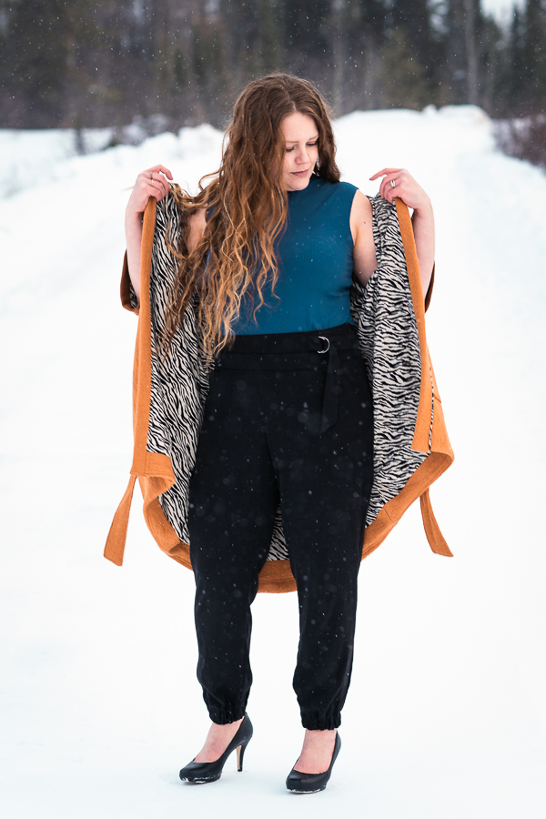 High waist woven dress pants in cotton viscose PDF sewing pattern.