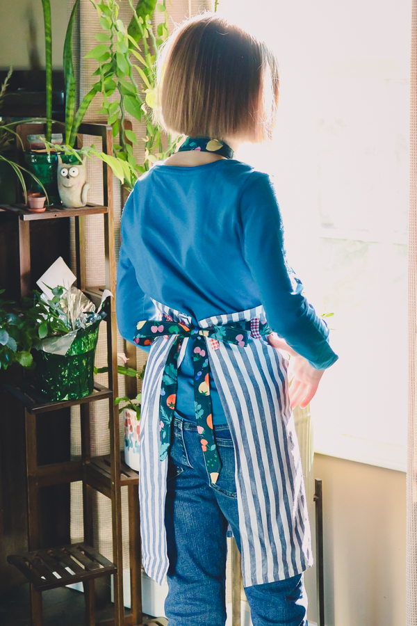 The back of the Poppy apron in the halter strap option.